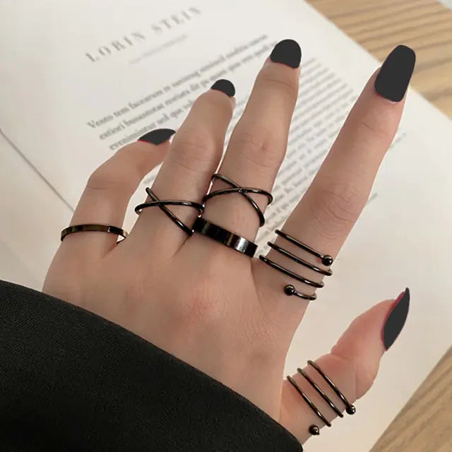 Juego de anillos negros con forma de corazón
