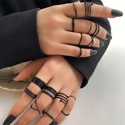 Juego de anillos negros con forma de corazón