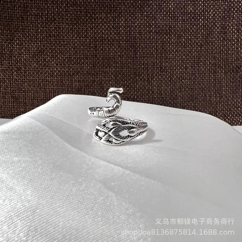 Anillo vintage de pavo real y koi con diseño ajustable
