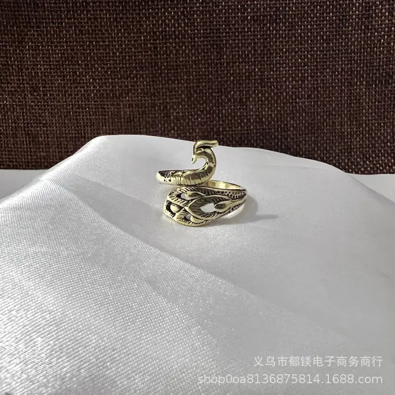 Anillo vintage de pavo real y koi con diseño ajustable