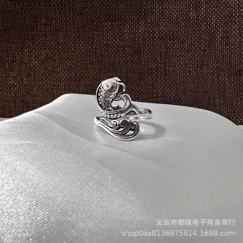 Anillo vintage de pavo real y koi con diseño ajustable