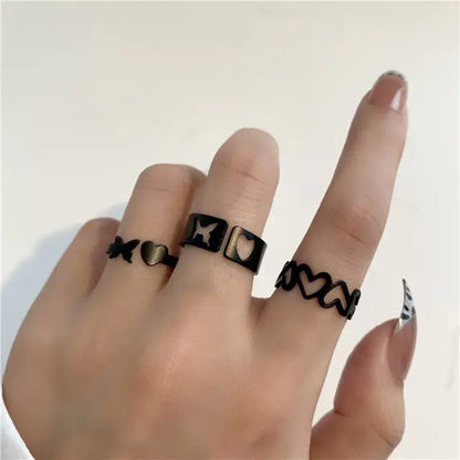 Juego de anillos negros con forma de corazón