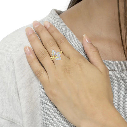 Anillo de tres hojas con diamantes de talla baguette y redondos de 3/8 quilates bañado en oro amarillo y blanco de 18 quilates en plata esterlina .925 (color IJ, claridad I1-I2)