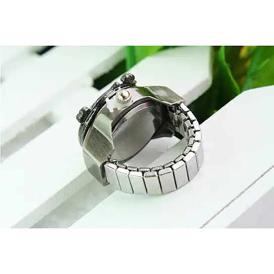 Anillo Reloj Victoria con diseño intrincado