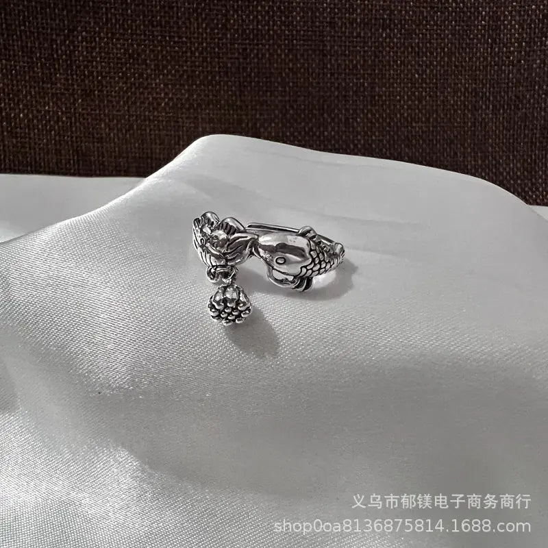 Anillo vintage de pavo real y koi con diseño ajustable