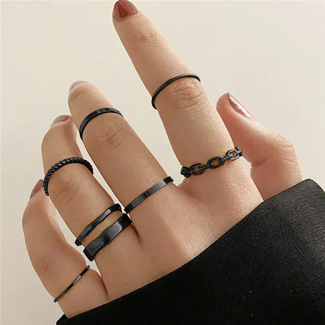 Juego de anillos negros con forma de corazón