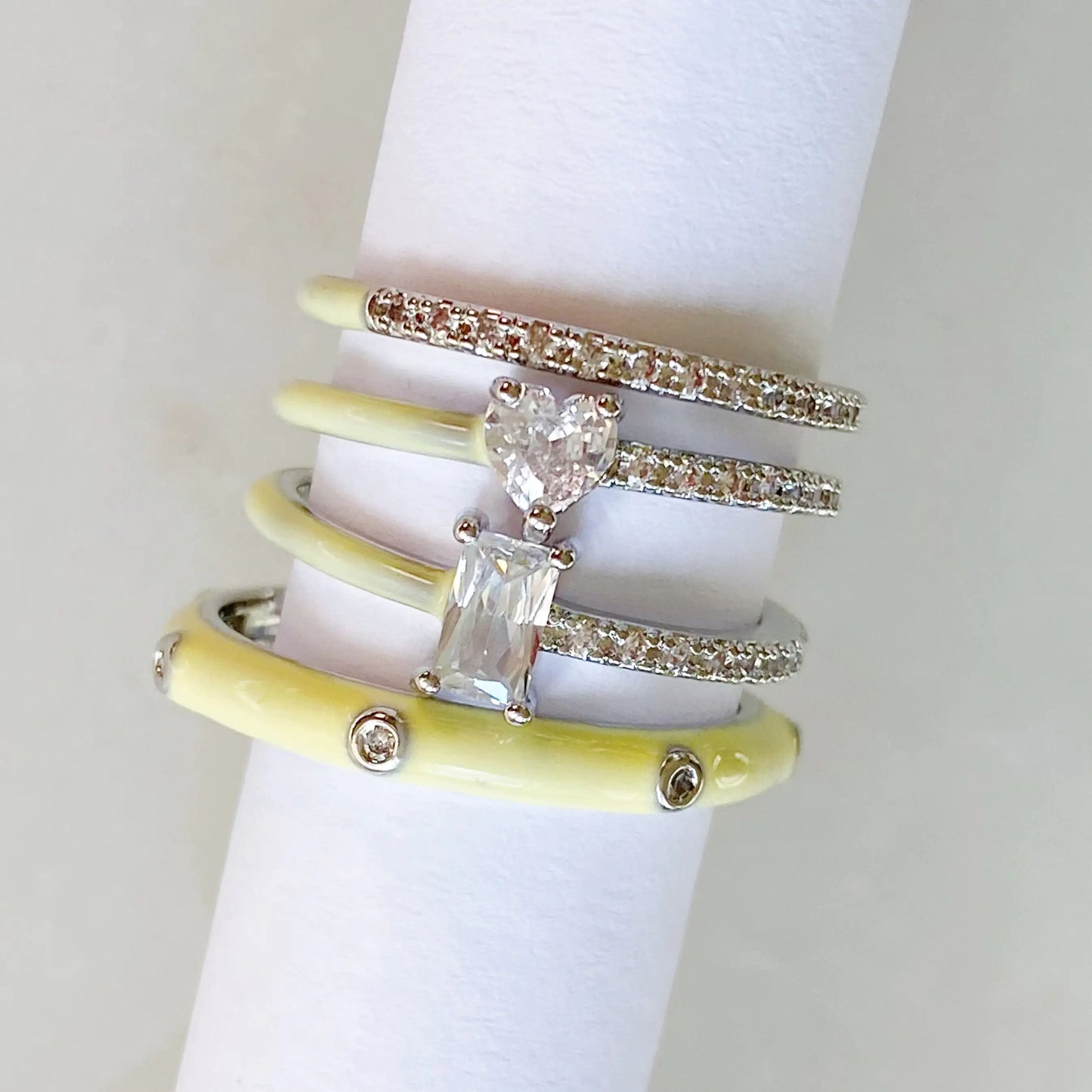 Juego de 4 anillos de estilo glamuroso en tonos pastel