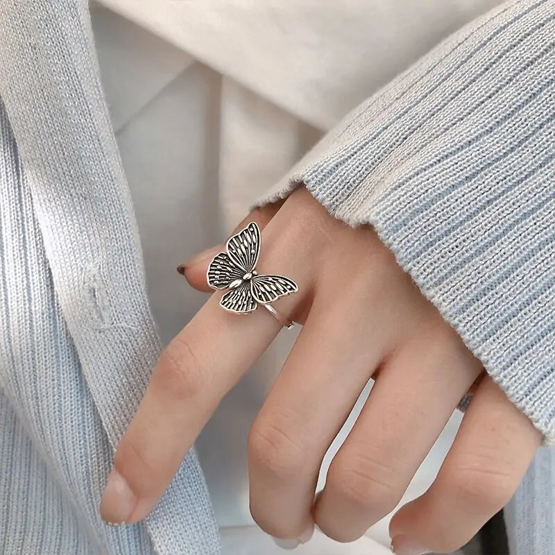 Anillo de Metal con Alas de Plata Vintage