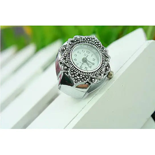 Anillo Reloj Victoria con diseño intrincado