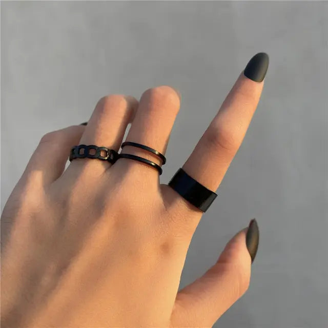 Juego de anillos negros con forma de corazón